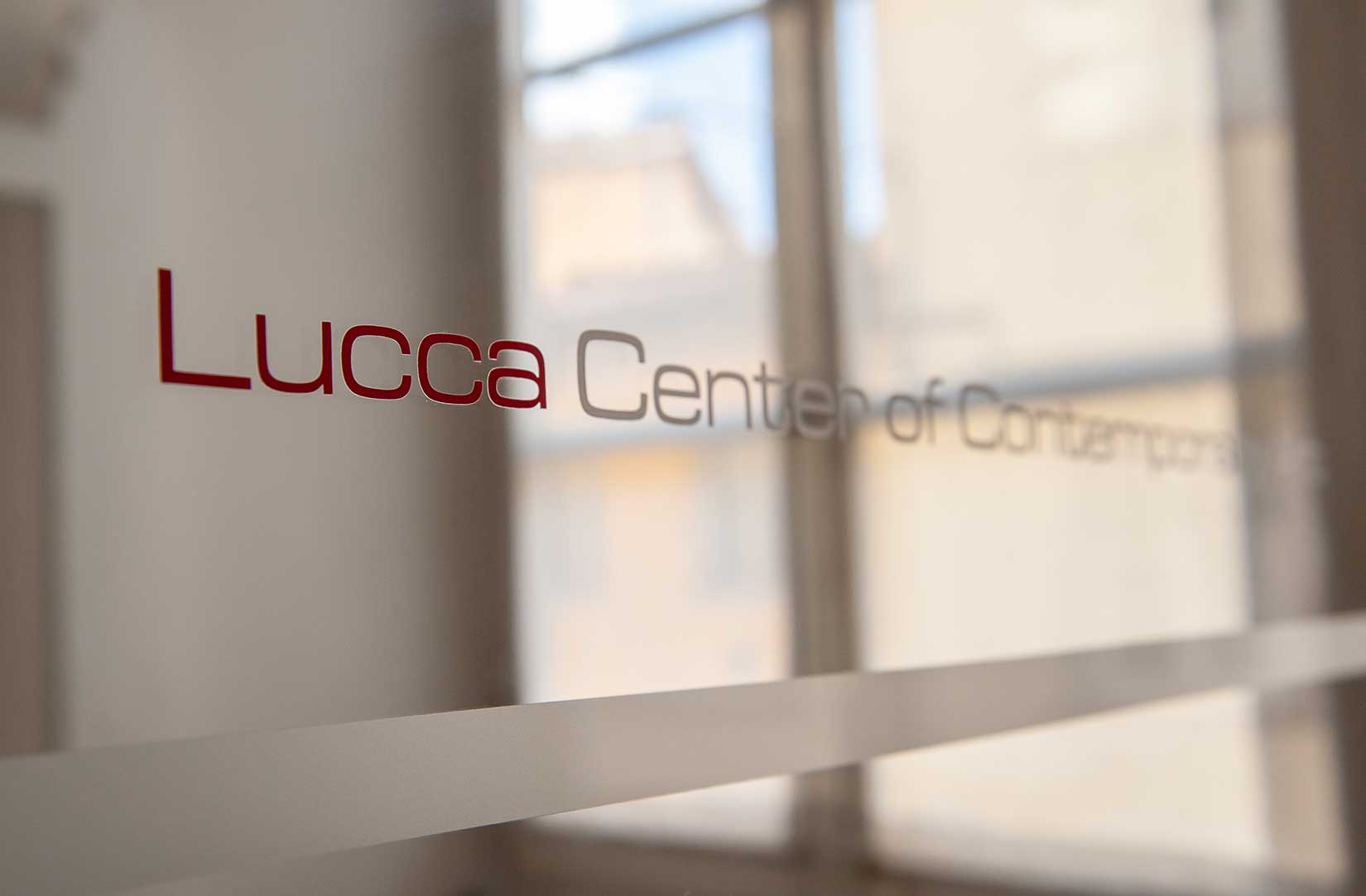 Lettering Lucca Center of Contemporary Art su parete interna del museo